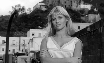 Movie still from “Darling” (1965), directed by John Schlesinger – Black and white photograph of a young woman in front of buildings; Close Up shot, Low angle