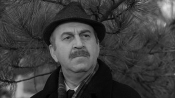 Movie still from “David and Lisa” (1962), directed by Frank Perry – An older man wearing a hat and a scarf; Close Up shot, Low angle