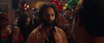 Movie still from “Dirty Grandpa” (2016), directed by Dan Mazer – A man with a beard is standing in front of a group of people; Close Up shot, Over the shoulder angle