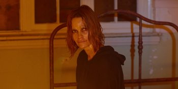 Movie still from “Demonic” (2021), directed by Neill Blomkamp – A woman with red hair and a black hoodie; Close Up shot, Over the shoulder angle