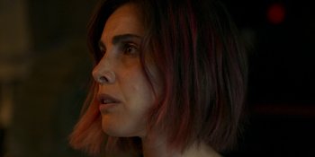 Movie still from “Demonic” (2021), directed by Neill Blomkamp – A person with pink hair; Close Up shot, Over the shoulder angle