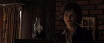 Movie still from “Destroyer” (2018), directed by Karyn Kusama – A woman standing in front of a brick wall; Close Up shot, Over the shoulder angle