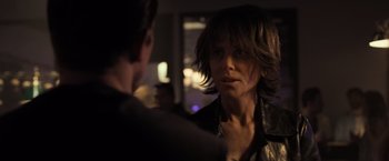 Movie still from “Destroyer” (2018), directed by Karyn Kusama – A man with long brown hair looking into a mirror; Close Up shot, Over the shoulder angle