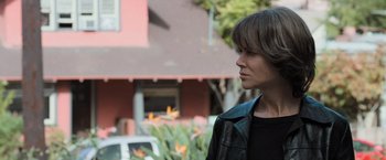 Movie still from “Destroyer” (2018), directed by Karyn Kusama – A woman wearing a leather jacket standing in front of a building; Close Up shot, Over the shoulder angle