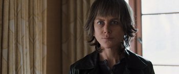 Movie still from “Destroyer” (2018), directed by Karyn Kusama – A person wearing a leather jacket; Close Up shot, Over the shoulder angle