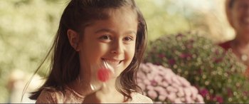 Movie still from “Diary of a Wimpy Kid: The Long Haul” (2017), directed by David Bowers – A little girl is holding a lollipop in her mouth; Close Up shot, High angle