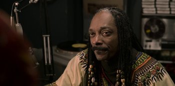 Movie still from “Dolemite Is My Name” (2019), directed by Craig Brewer – A person with long dreadlocks; Close Up shot, Low angle