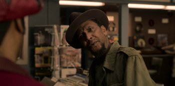 Movie still from “Dolemite Is My Name” (2019), directed by Craig Brewer – A man with a hat and a beard is standing in a room; Close Up shot, Low angle