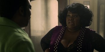 Movie still from “Dolemite Is My Name” (2019), directed by Craig Brewer – A woman in a black top is talking to a man in a purple vest; Close Up shot, Over the shoulder angle