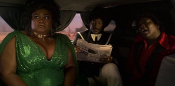 Movie still from “Dolemite Is My Name” (2019), directed by Craig Brewer – A man and a woman sitting in the back of a car; Medium shot, Over the shoulder angle