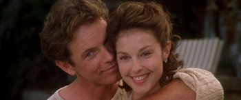 Movie still from “Double Jeopardy” (1999), directed by Bruce Beresford – Two people smiling for the camera; Close Up shot, Low angle