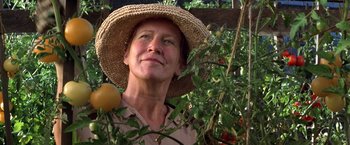 Movie still from “Double Jeopardy” (1999), directed by Bruce Beresford – A woman wearing a straw hat standing next to a tomato plant; Close Up shot, Low angle