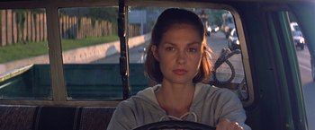 Movie still from “Double Jeopardy” (1999), directed by Bruce Beresford – A woman sitting in the driver's seat of a car; Close Up shot, Over the shoulder angle