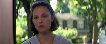 Movie still from “Double Jeopardy” (1999), directed by Bruce Beresford – A person with short hair looking at the camera; Close Up shot, Over the shoulder angle