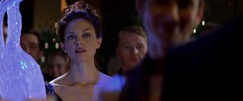 Movie still from “Double Jeopardy” (1999), directed by Bruce Beresford – A man and a woman standing next to each other; Close Up shot, Over the shoulder angle