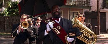 Movie still from “Double Jeopardy” (1999), directed by Bruce Beresford – A man holding an umbrella while standing in front of a crowd; Close Up shot, Low angle