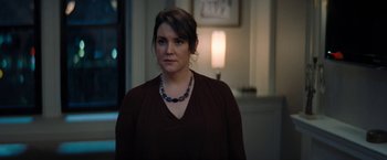 Movie still from “Don't Look Up” (2021), directed by Adam McKay – A woman wearing a necklace standing in front of a lamp; Close Up shot, Over the shoulder angle