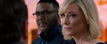 Movie still from “Don't Look Up” (2021), directed by Adam McKay – A man and a woman standing next to each other in front of a wall; Close Up shot, Over the shoulder angle