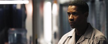 Movie still from “Deja Vu” (2006), directed by Tony Scott – A person wearing a white shirt; Close Up shot, Low angle