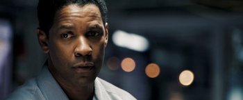 Movie still from “Deja Vu” (2006), directed by Tony Scott – A person wearing a white shirt; Close Up shot, Over the shoulder angle