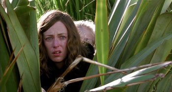 Movie still from “Eagle vs Shark” (2007), directed by Taika Waititi – A woman and a man standing next to each other in the grass; Close Up shot, Low angle