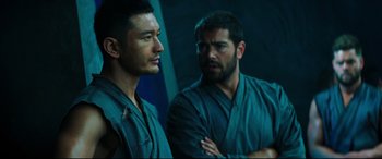 Movie still from “Escape Plan 2: Hades” (2018), directed by Steven C. Miller – Two men standing next to each other in front of a mirror; Close Up shot, Over the shoulder angle