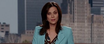Movie still from “Evan Almighty” (2007), directed by Tom Shadyac – A woman in a blue jacket is standing in front of a building; Close Up shot, High angle