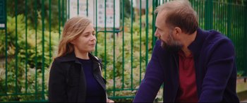 Movie still from “Everybody Loves Jeanne” (2022), directed by Céline Devaux – A man and a woman are talking outside; Medium shot, Over the shoulder angle