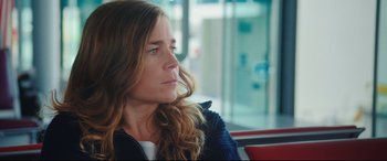 Movie still from “Everybody Loves Jeanne” (2022), directed by Céline Devaux – A person sitting on a bus; Close Up shot, Over the shoulder angle