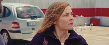 Movie still from “Everybody Loves Jeanne” (2022), directed by Céline Devaux – A person with long hair; Close Up shot, Over the shoulder angle