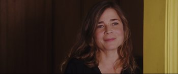 Movie still from “Everybody Loves Jeanne” (2022), directed by Céline Devaux – A person with long brown hair; Close Up shot, Over the shoulder angle