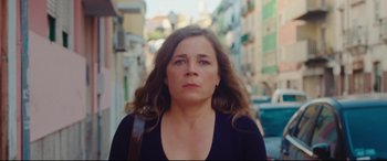 Movie still from “Everybody Loves Jeanne” (2022), directed by Céline Devaux – A person with long brown hair; Close Up shot, Low angle