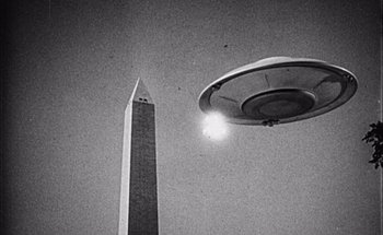 Movie still from “F for Fake” (1973), directed by François Reichenbach – An image of an ufo flying near the washington monument; Extreme Wide shot, Low angle