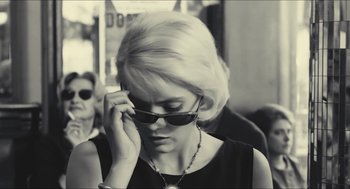 Movie still from “Faces Places” (2017), directed by Agnès Varda – A black and white photo of a woman wearing sunglasses; Close Up shot, Over the shoulder angle