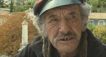 Movie still from “Faces Places” (2017), directed by Agnès Varda – An old man wearing a hat and a beard; Close Up shot, Low angle