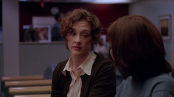 Movie still from “Friends with Money” (2006), directed by Nicole Holofcener – A woman sitting in front of another woman in a room; Close Up shot, Over the shoulder angle