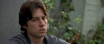 Movie still from “Garden State” (2004), directed by Zach Braff – A person sitting in front of a tree; Close Up shot, Over the shoulder angle