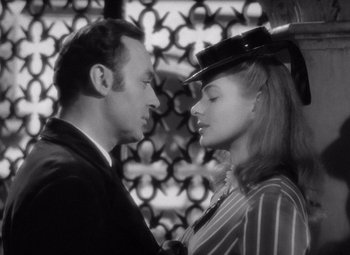 Movie still from “Gaslight” (1944), directed by George Cukor – A man and a woman standing next to each other in front of a wall; Close Up shot, Over the shoulder angle