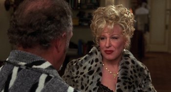 Movie still from “Get Shorty” (1995), directed by Barry Sonnenfeld – A man and a woman are talking to each other in front of a mirror; Close Up shot, Over the shoulder angle