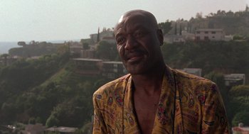 Movie still from “Get Shorty” (1995), directed by Barry Sonnenfeld – An older man wearing a yellow shirt and a yellow jacket; Close Up shot, Over the shoulder angle