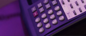Movie still from “Good Time” (2017), directed by Benny Safdie – View of the buttons of a purple calculator; Extreme Close Up shot, High angle