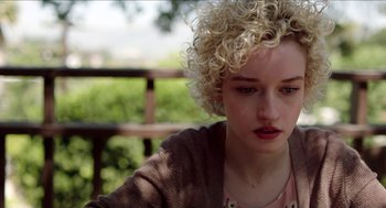 Movie still from “Grandma” (2015), directed by Paul Weitz – A woman with blonde curly hair sitting on a bench; Close Up shot, Over the shoulder angle