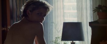 Movie still from “Great Expectations” (1998), directed by Alfonso Cuarón – A woman sitting in front of a lamp in a room; Close Up shot, Low angle