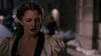 Movie still from “Grey Gardens” (2009), directed by Michael Sucsy – A woman in a white dress with a pearl necklace; Close Up shot, Over the shoulder angle