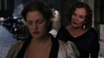 Movie still from “Grey Gardens” (2009), directed by Michael Sucsy – Two women are looking at each other in a dark room; Close Up shot, Over the shoulder angle