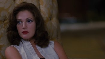 Movie still from “Grey Gardens” (2009), directed by Michael Sucsy – A person sitting on a couch; Close Up shot, Over the shoulder angle