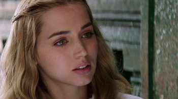 Movie still from “Hands of Stone” (2016), directed by Jonathan Jakubowicz – A person with long hair; Close Up shot, Over the shoulder angle