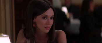 Movie still from “Heartbreakers” (2001), directed by David Mirkin – A person with long dark hair; Close Up shot, Over the shoulder angle