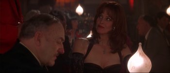 Movie still from “Heartbreakers” (2001), directed by David Mirkin – A man and a woman are talking to each other in a bar; Close Up shot, Over the shoulder angle