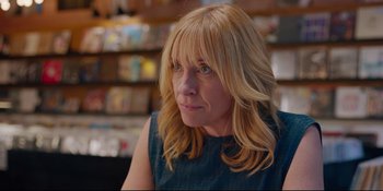 Movie still from “Hearts Beat Loud” (2018), directed by Brett Haley – A woman with blonde hair and a blue dress; Close Up shot, Over the shoulder angle